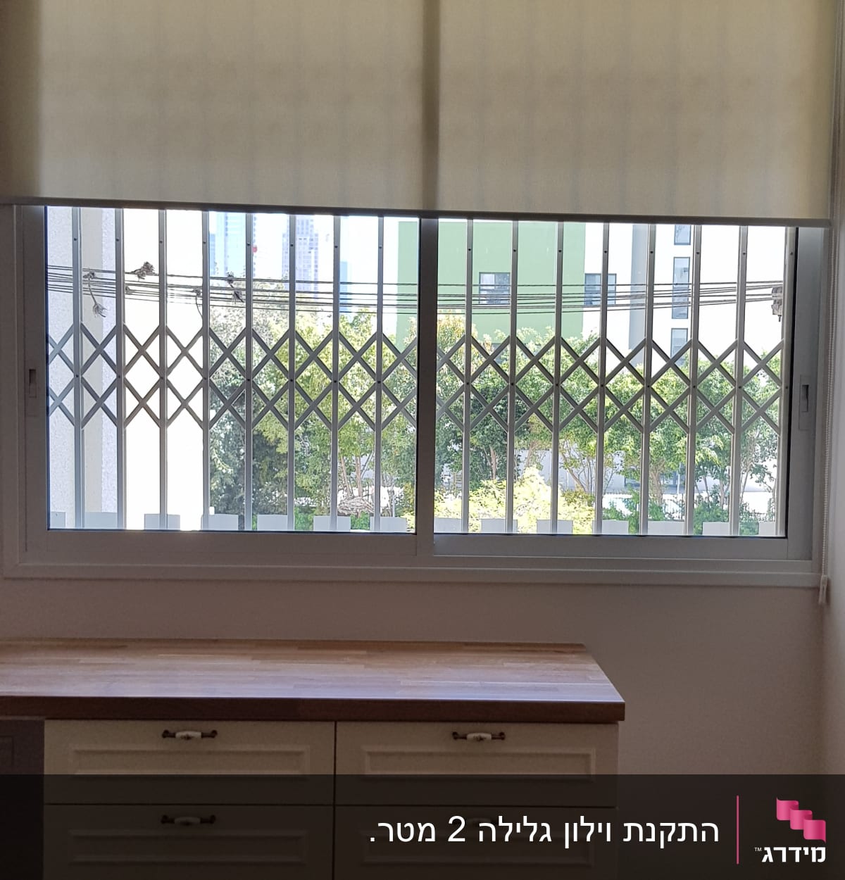 וילון גלילה בהיר על חלון עם סורגים